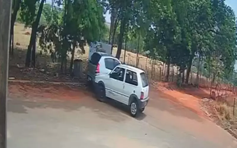 Acidente Bizarro em Goiânia: Carro Bate em Veículo Parado em Rua Vazia e Vira Piada nas Redes