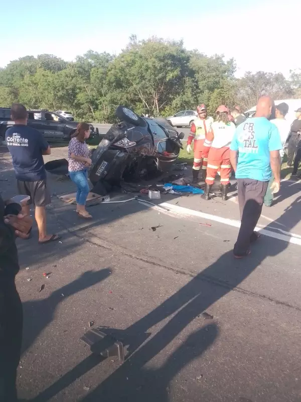 Acidente com caminhão interdita BR-101 no ES: tráfego parado e desvios na altura de Aracruz