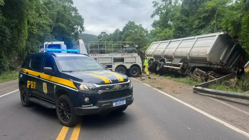 Acidente com múltiplos veículos interdita BR-386 no RS: duas carretas e carros colidem em série