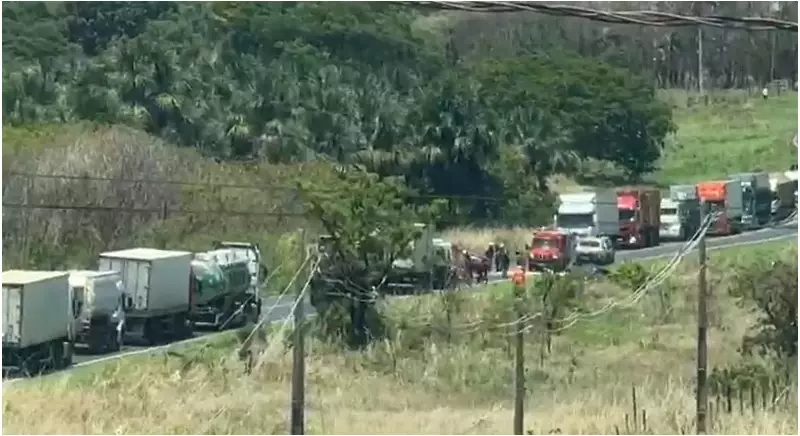 Acidente com três veículos paralisa MG-497 e causa congestionamento em Uberlândia