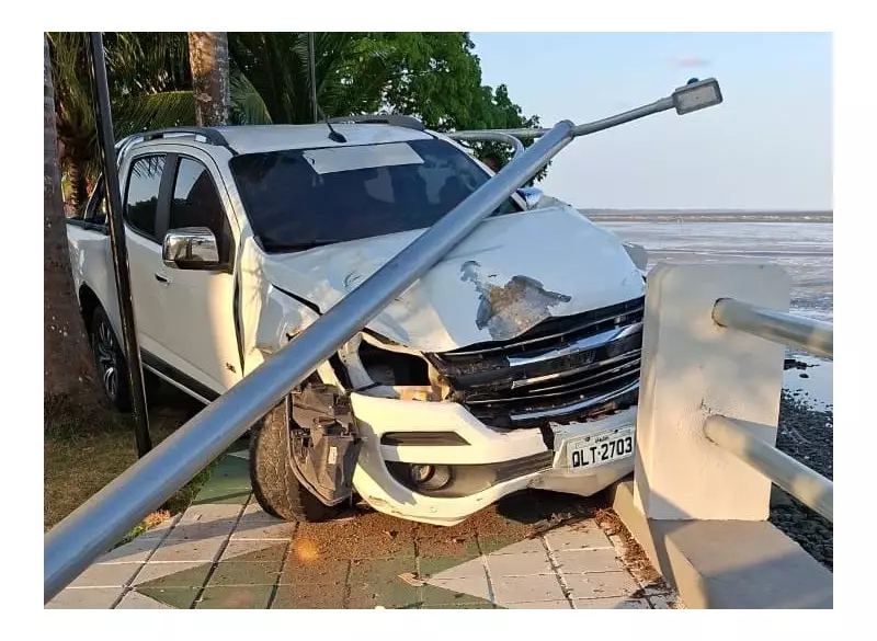 Acidente destrói estrutura recém-reformada da Orla do Perpétuo Socorro em Macapá