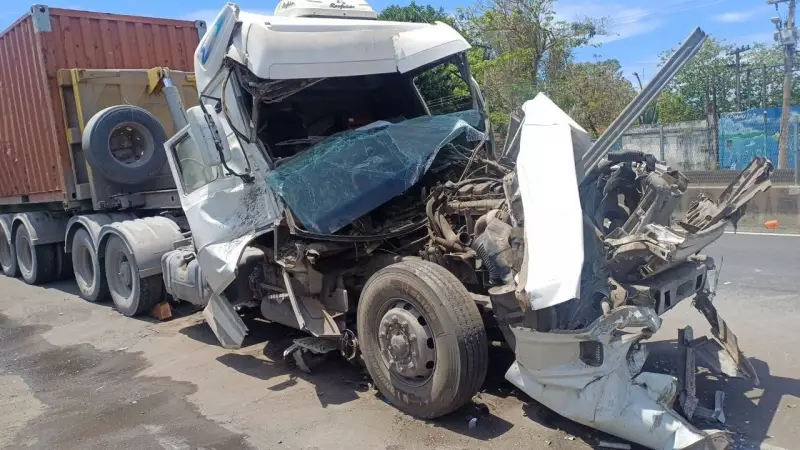 Acidente Envolve Duas Carretas e Caminhão na Via Dutra; Motorista Fica Preso às Ferragens em Resende