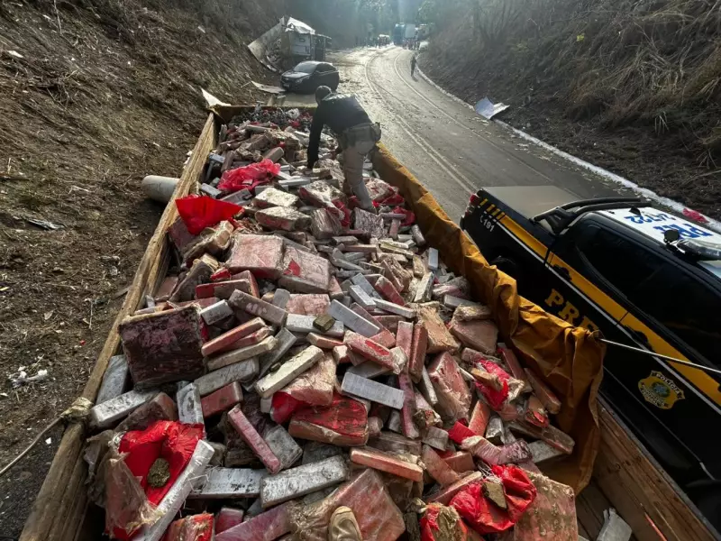 Acidente na BR-251 revela carga de mais de 2 toneladas de maconha escondida em carreta