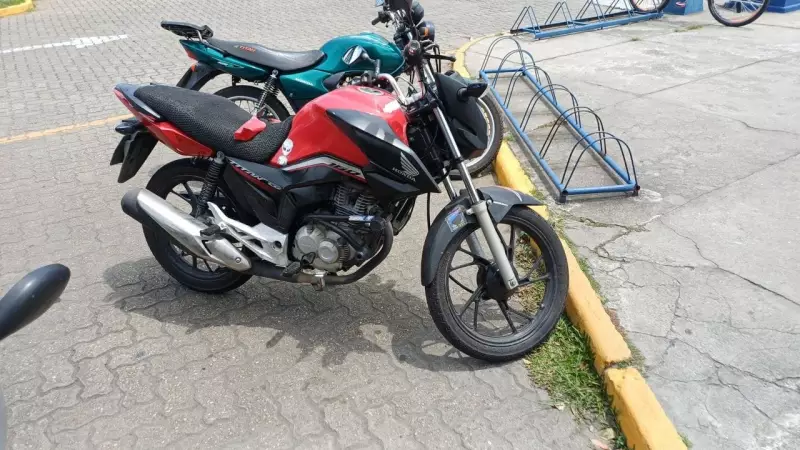 Acidente na Dutra: Vestido prende na roda traseira e motociclista cai em Resende