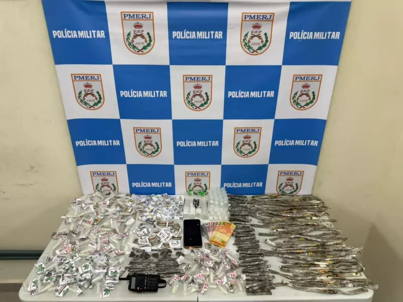 Adolescente é detido sob suspeita de vínculo com tráfico em Volta Redonda: operação policial apreende drogas e armas