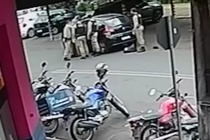 Agonia e Socorro: Mulher Engasga com Comida e é Salva por Rápida Ação de Policiais no Paraná