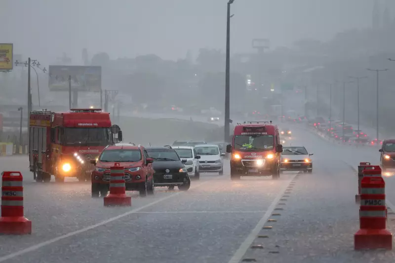 Alerta máximo em SC: ventos de 100 km/h e chuva intensa atingem estado nesta terça