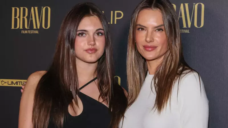 Alessandra Ambrosio e filha brilham no tapete vermelho: sósias impressionam em noite de gala