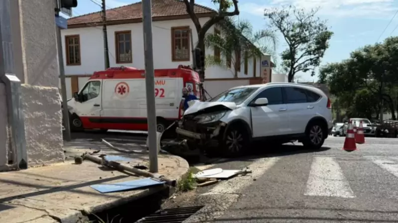 Ambulância com paciente grave se envolve em acidente a caminho do hospital em Araraquara