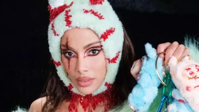 Anitta choca fãs com visual gótico inusitado em festa de Halloween: 'Vim de LAbubu Gótico'