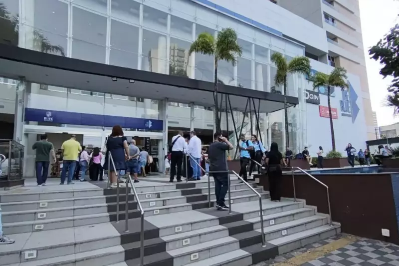 Ar-condicionado causa incêndio e obriga evacuação de prédio comercial em Santos