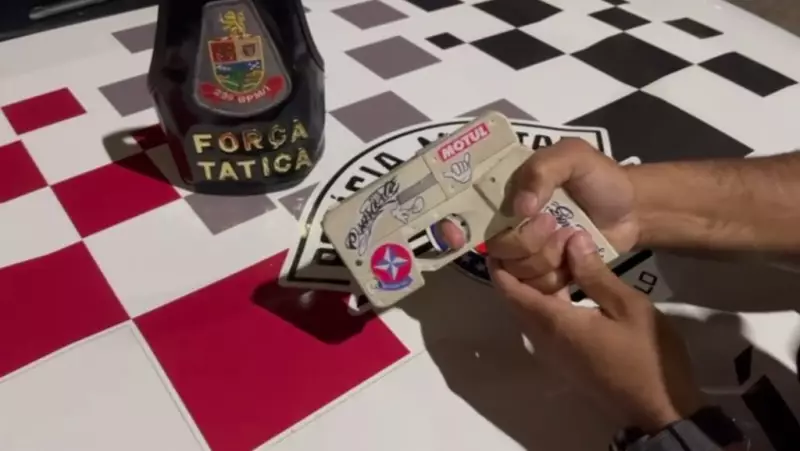 Arma caseira em formato de celular: homem é preso com dispositivo camuflado em SP