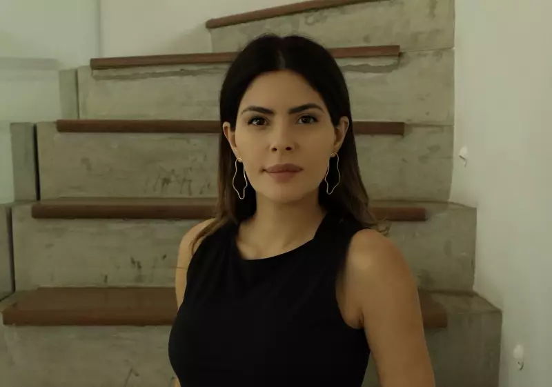 Artista Brasileira Leva Obras Monumentais para as Pirâmides de Gizé: Flautas Gigantes em Exposição Inédita