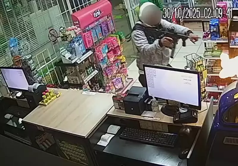 Assalto a Loja em Florianópolis: Criminosos Usam Suposta Metralhadora para Render Funcionários