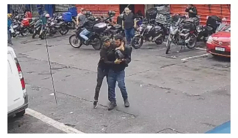 Assalto Brutal na 25 de Março: Homem Baleado na Cabeça e Polícia em Busca dos Criminosos