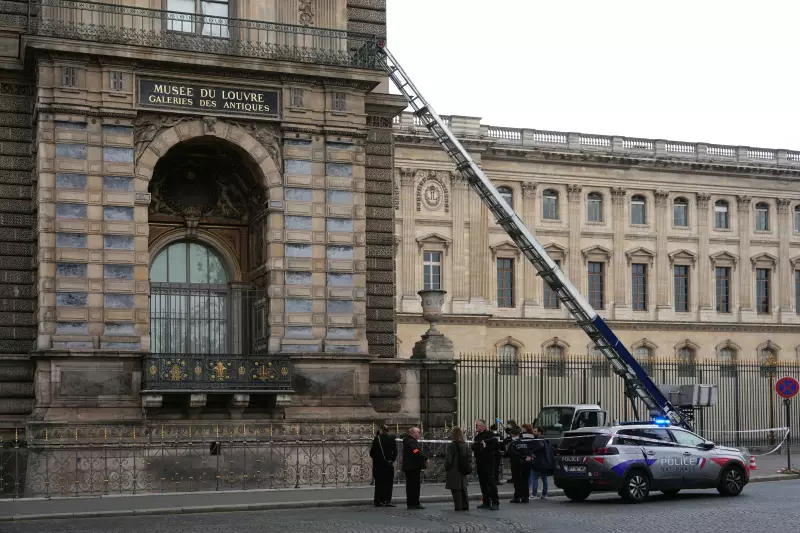 Assalto Ousado ao Louvre: Novas Imagens Revelam Fuga de Ladrões em Paris