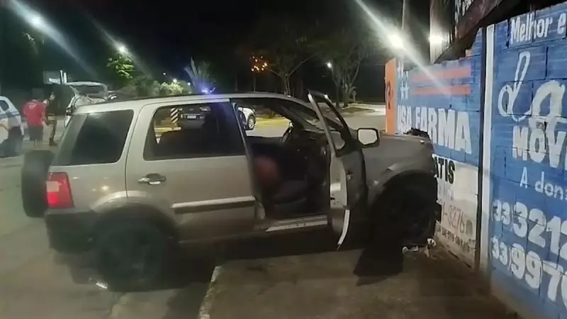 Ataque a tiros dentro de carro assusta MG: casal é vítima de criminoso armado em cena de terror