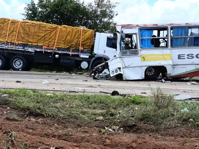 BA: Acidente entre carreta e ônibus deixa feridos na BA-160; veja detalhes