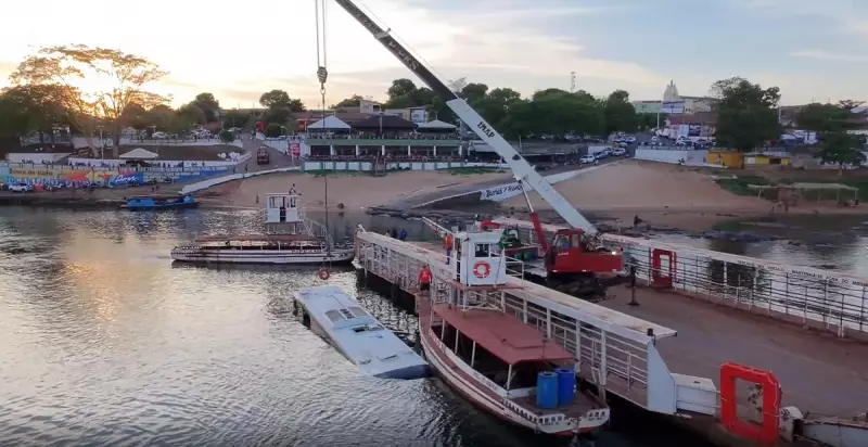 Balsa Vira no Rio Tocantins e Ônibus de Turismo Cai na Água: Vígrafo Registra Resgate Dramático