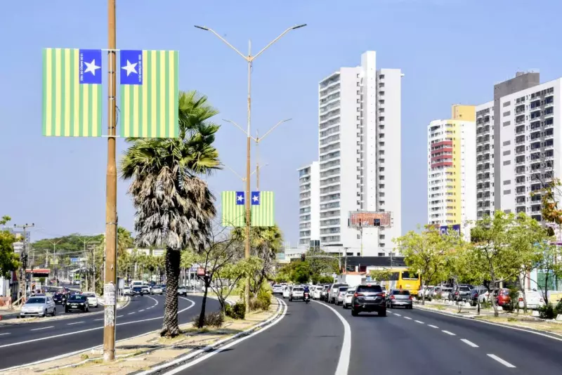 Bandeiras do Piauí Iluminam Teresina: Projeto 'Aqui Tem Trabalho, Aqui Tem Futuro' Transforma a Cidade