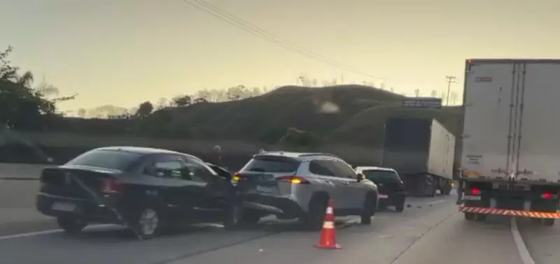 Batida em Cadeia na Via Dutra em Barra Mansa: Um Ferido em Engavetamento com Quatro Veículos