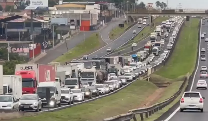 Batida entre motos paralisa a Anhanguera e causa congestionamento em Campinas