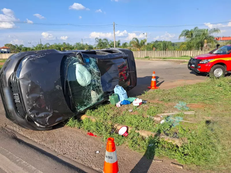 Batida entre ônibus e caminhonete deixa cinco feridos em trevo de Alfenas; veja o vídeo