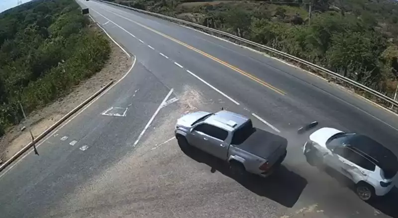 Batida violenta entre carros é flagrada por câmera de segurança no RN; veja o vídeo