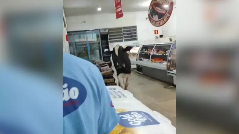 Boi invade supermercado em MG e persegue açougueiro em cena surreal; VÍDEO