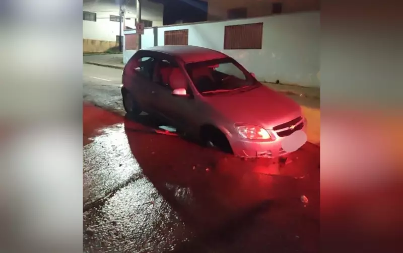 Buraco gigante engole carro em Itapeva: motorista escapa ileso em cena de filme de terror urbano
