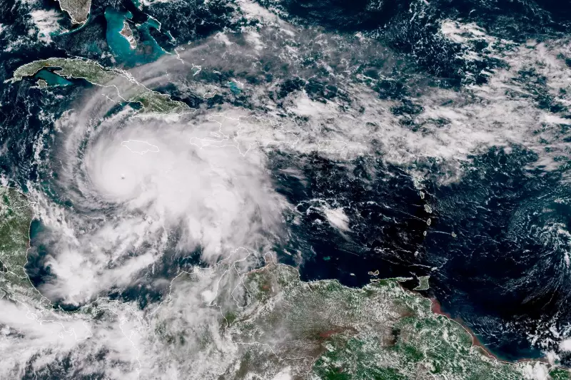 Caçadores de Tempestades Entram no Olho do Furacão Melissa em Voo Histórico