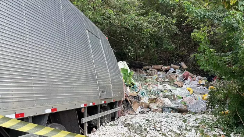 Caminhão Carregado de Ferragens Tomba na PB e Deixa Vítima Presa às Barras de Aço