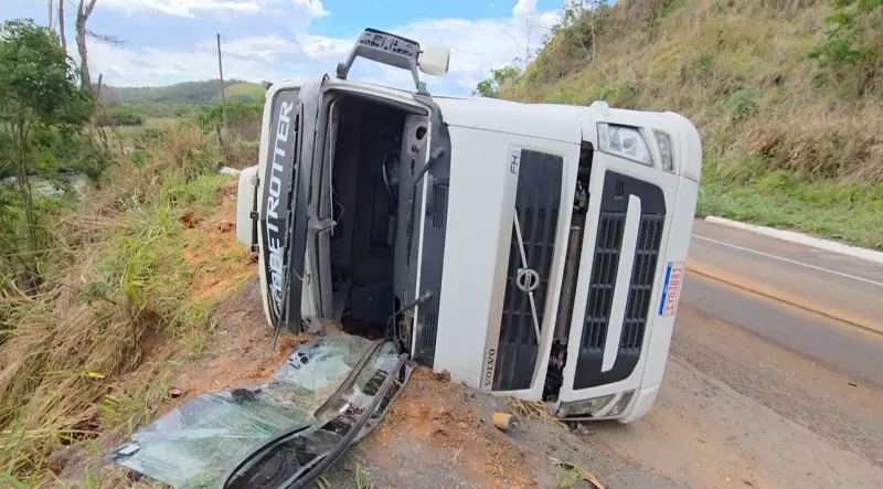 Caminhão com 30 mil litros de leite tomba na BR-356 em Itaperuna: veja imagens do acidente
