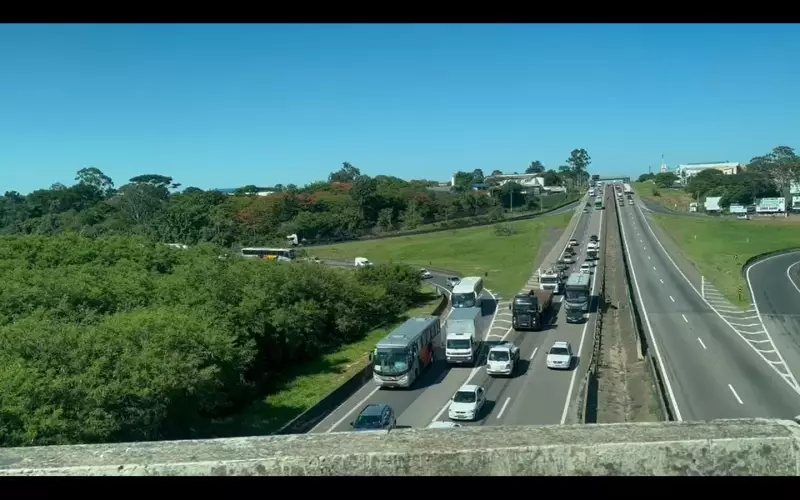 Caminhão com Botijões de Gás Tomba na Bandeirantes e Interdita Pista em Campinas | Acidente Grave