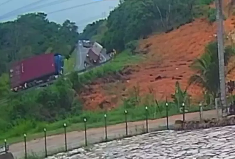 Caminhão com Carga de Granito Tombou na BR-101: Motorista Fica Ferido | ES