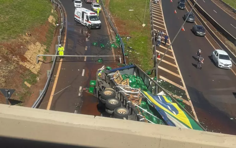 Caminhão de Cerveja Tomba e Interdita Trevo em Ribeirão Preto: Veja as Consequências