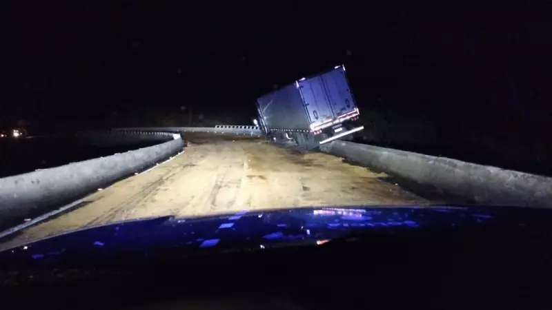Caminhão fica entalado em viaduto e interdita BR-365 em Montes Claros: tráfego parado por horas