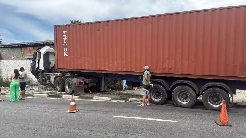 Caminhão invade igreja em Suzano: motorista perde controle e causa destruição