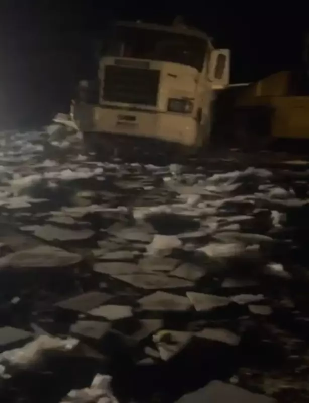 Caminhão Perde Controle e Carga de Granito Tomba na MG-111: Acidente Fecha Rodovia