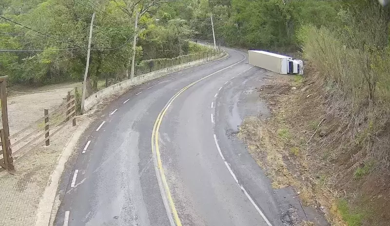 Caminhão Perde Freios e Capota na Serra de São Pedro: Veja o Vídeo Chocante!