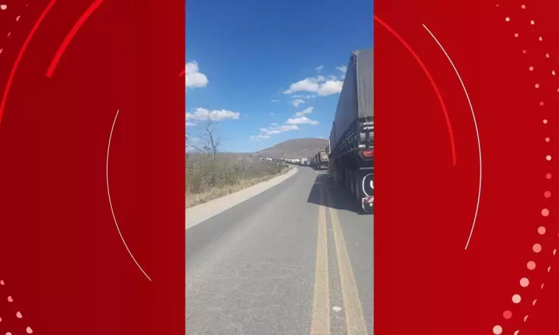 Caminhão-tanque tomba na BA-093 e provoca caos no trânsito; motorista fica ferido