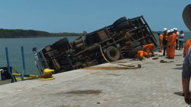 Caminhão Tomba à Beira do Porto no Piauí e Por Pouco Não Despenca na Água | Acidente Ameaça Estrutura