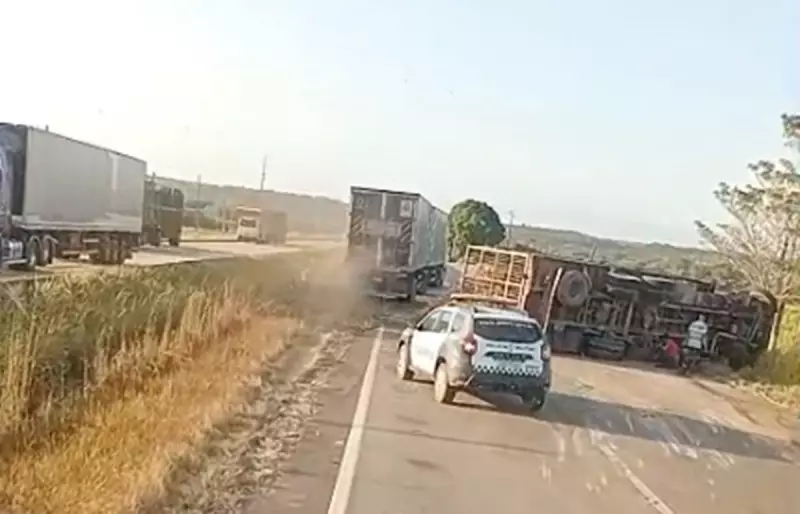 Caminhão Tomba e Interdita BR-101 na Grande Natal: Trânsito Caótico na Principal Via do RN