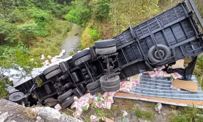 Caminhão Tomba e Quase Cai de Ponte em Antônio Cardoso: Acidente Interrompe Tráfego na BA-502