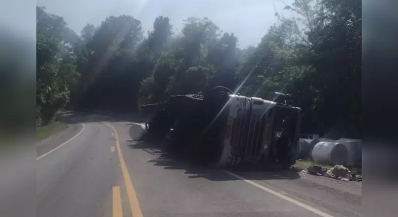 Caminhão Tomba na Rodovia em Itararé e Motorista Fica Ferido: Veja Detalhes do Acidente