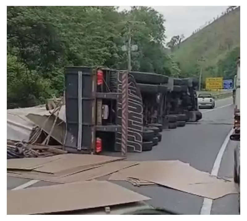 Caminhão Tombado na Serra das Araras Causa Caos e Congestionamento de 12 km na Via Dutra