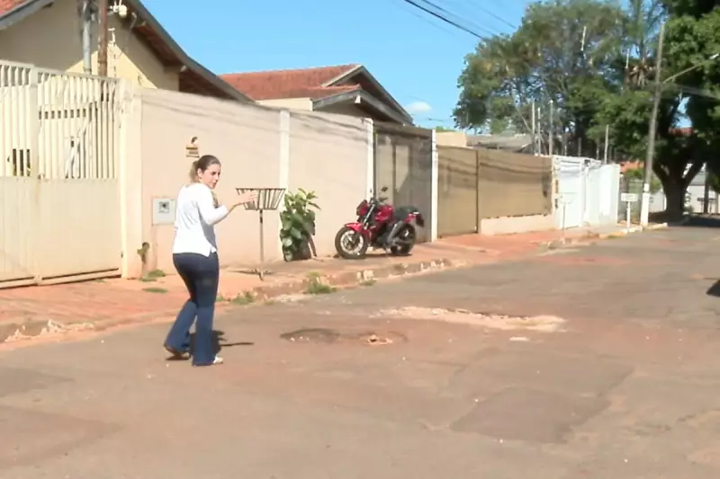 Campo Grande: Moradores tomam iniciativa e tapam buracos da cidade após falta de ação da prefeitura