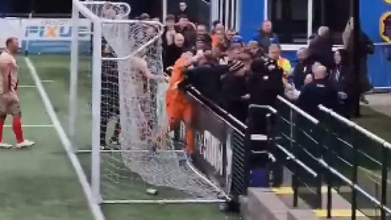 Caos no Futebol Inglês: Goleiro Agride Torcedor e Jogo é Interrompido