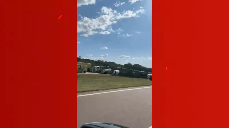 Carreta 'cegonha' tomba e espalha 9 carros e 2 motos em rodovia de MT; veja o vídeo impressionante