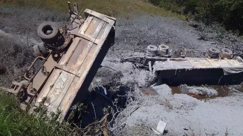 Carreta Tomba na MG-235 em São Gotardo e Fecha Pista por Horas | Acidente Grave